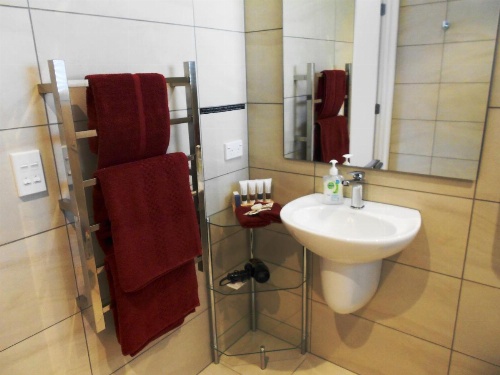 Oneroa Secret Garden Apartments image 5